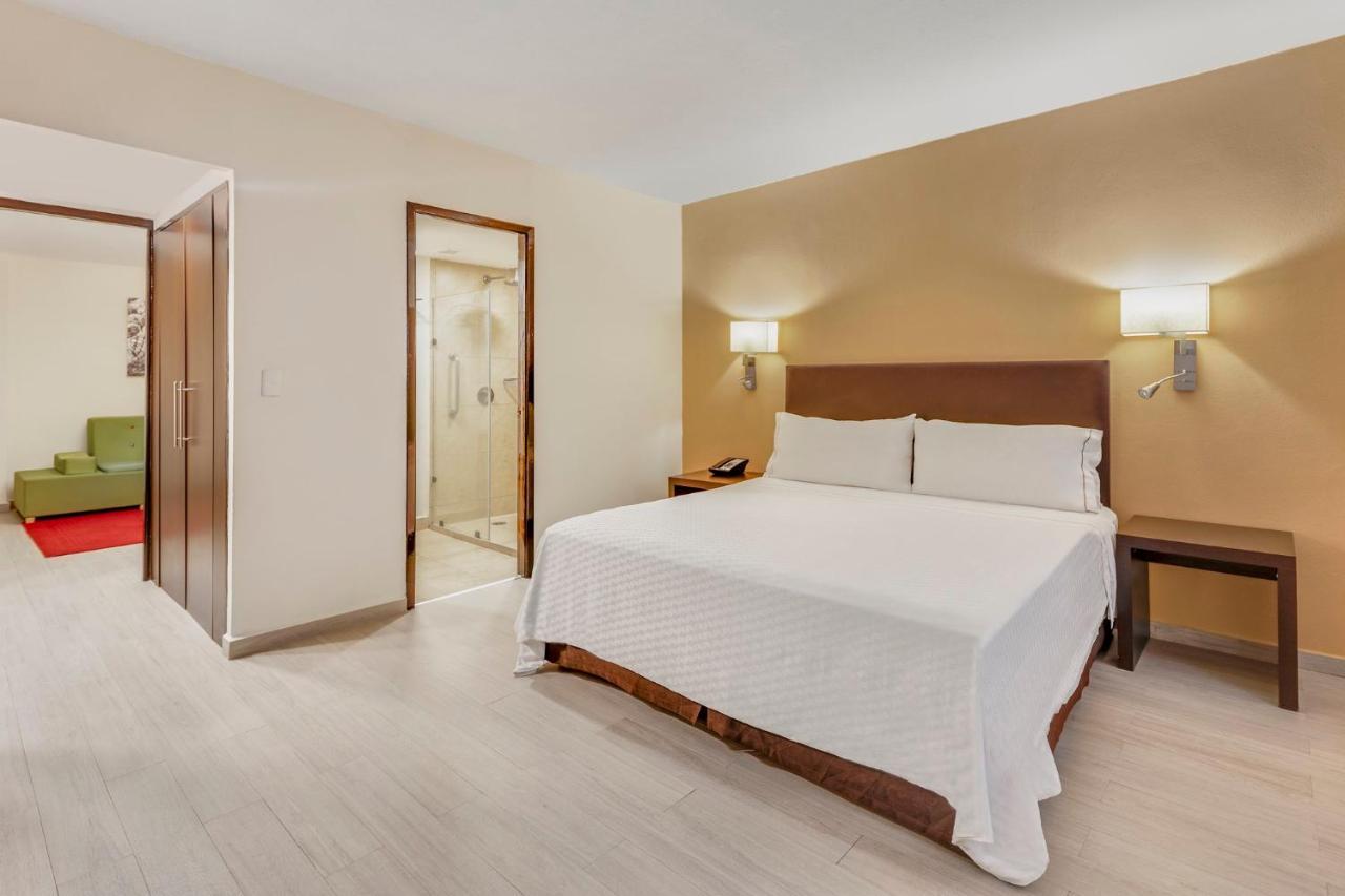 Fiesta Inn Guadalajara Expo Сапопан Экстерьер фото